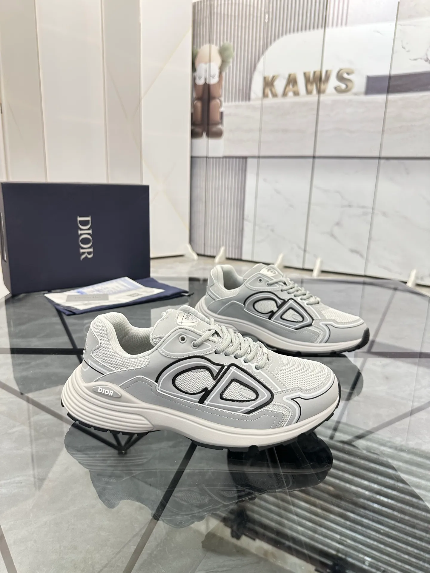 Men's shoes: 💰P400¥ Available in Guangzhou Product trademark: Dior* "Dior*" low-top casual shoes Regular size: 35-46 (can be customized to 47) Couple style Product materials: Upper imported cowhide stitched with original fabric, breathable lining, ultra-light foam original outsole. No.: 007